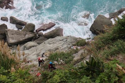 山海美景被游客嫌弃 台湾义工攀岩捡垃圾(图1)