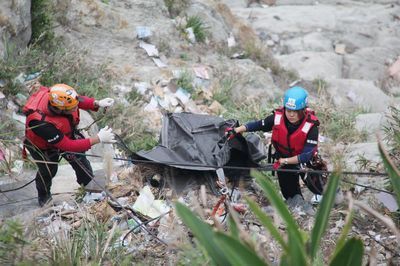 山海美景被游客嫌弃 台湾义工攀岩捡垃圾(图2)