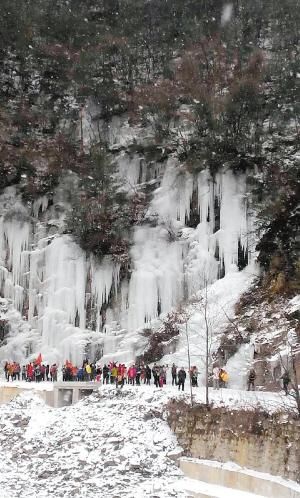 自发组织看冰瀑 突降大雪700余游客被困(图1)