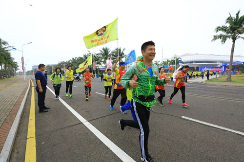 冠军名宿领跑2016露博会彩色马拉松十分赛(图3)