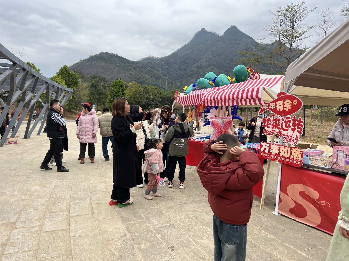 《东兰新春：民俗交织，坡豪湖露营地成欢乐新地标》(图3)